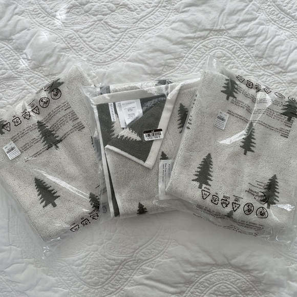 NWT Set of 3 Pottery Barn Pine Tree Reversible Hand Towels Winter Holiday Forest - Picture 2 of 4